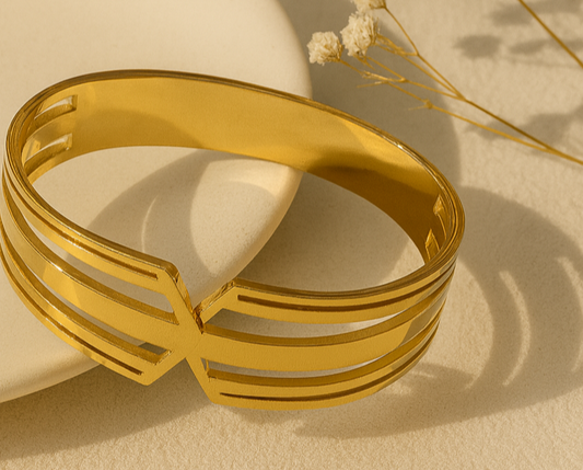 Sparkling Heart Design Gold Bangle